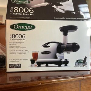 Omega 8006 Nutrition Center Juicer